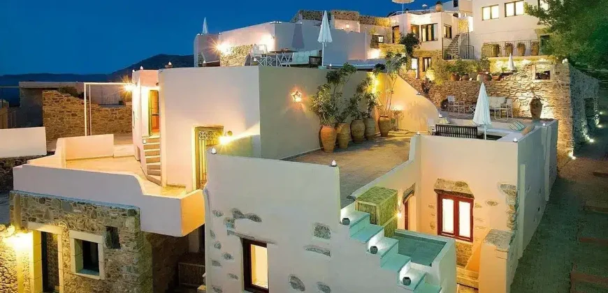 HOTEL SFAKA 3.842 m. from the sea