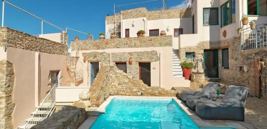 HOTEL SFAKA 3.842 m. from the sea