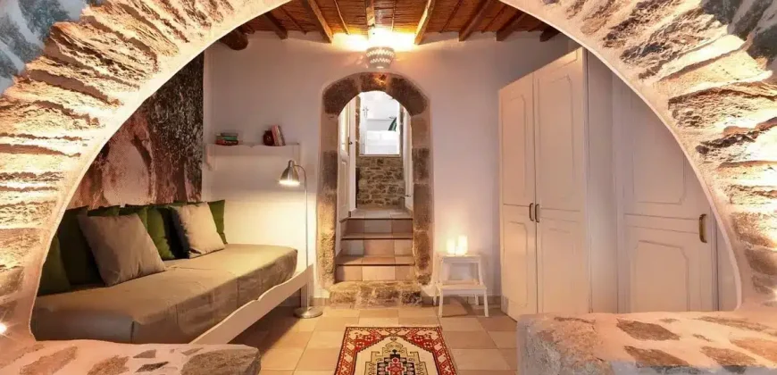 HOTEL SFAKA 3.842 m. from the sea