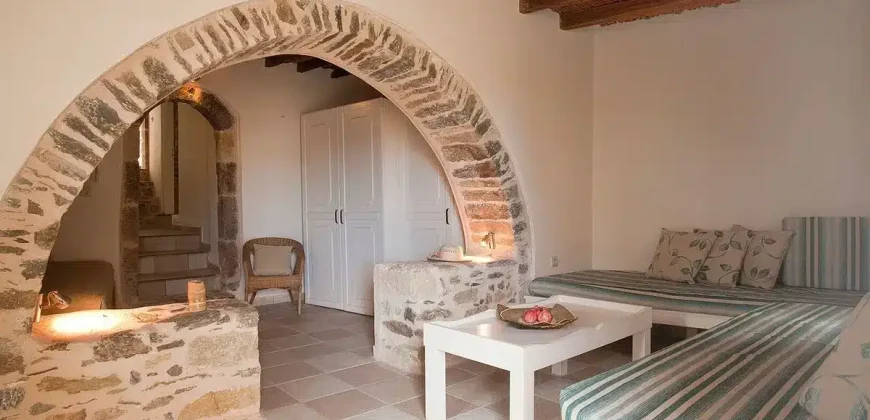 HOTEL SFAKA 3.842 m. from the sea