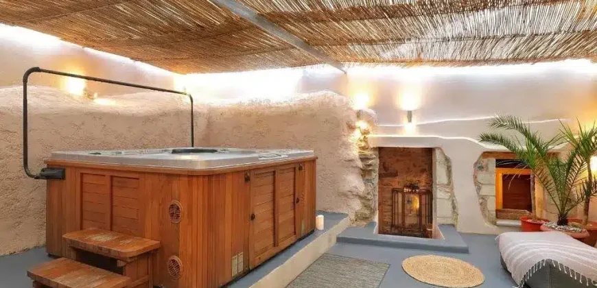 HOTEL SFAKA 3.842 m. from the sea