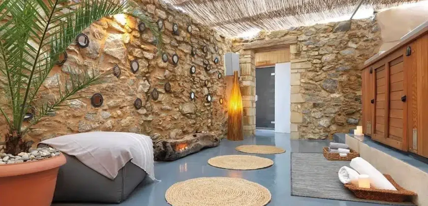 HOTEL SFAKA 3.842 m. from the sea