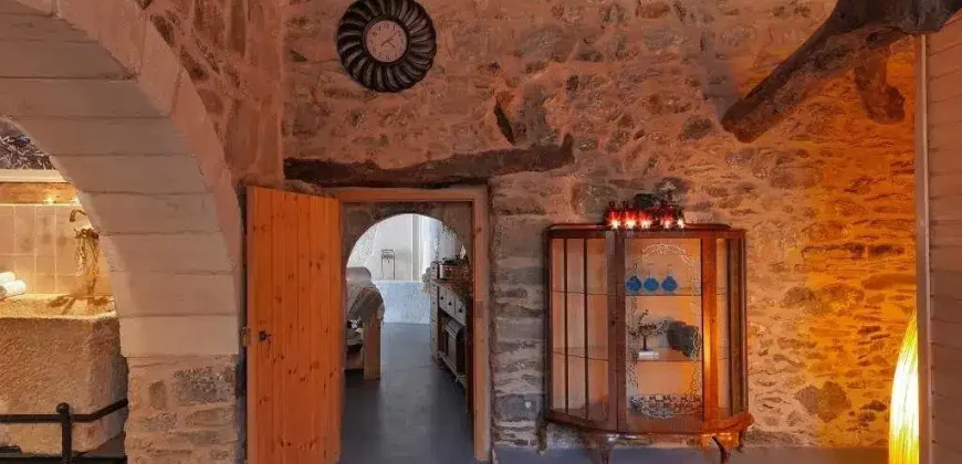 HOTEL SFAKA 3.842 m. from the sea