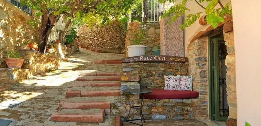 HOTEL SFAKA 3.842 m. from the sea